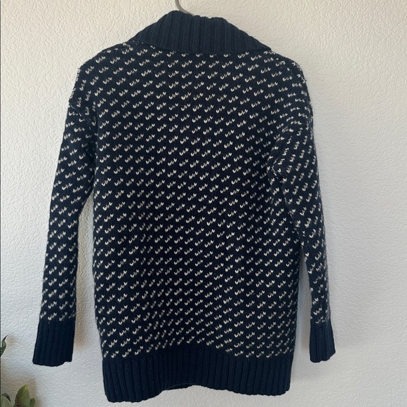 L.L. Bean Navy and Cream 100% lambs wool Ragg toggle button cardigan sweater! - Picture 4 of 10